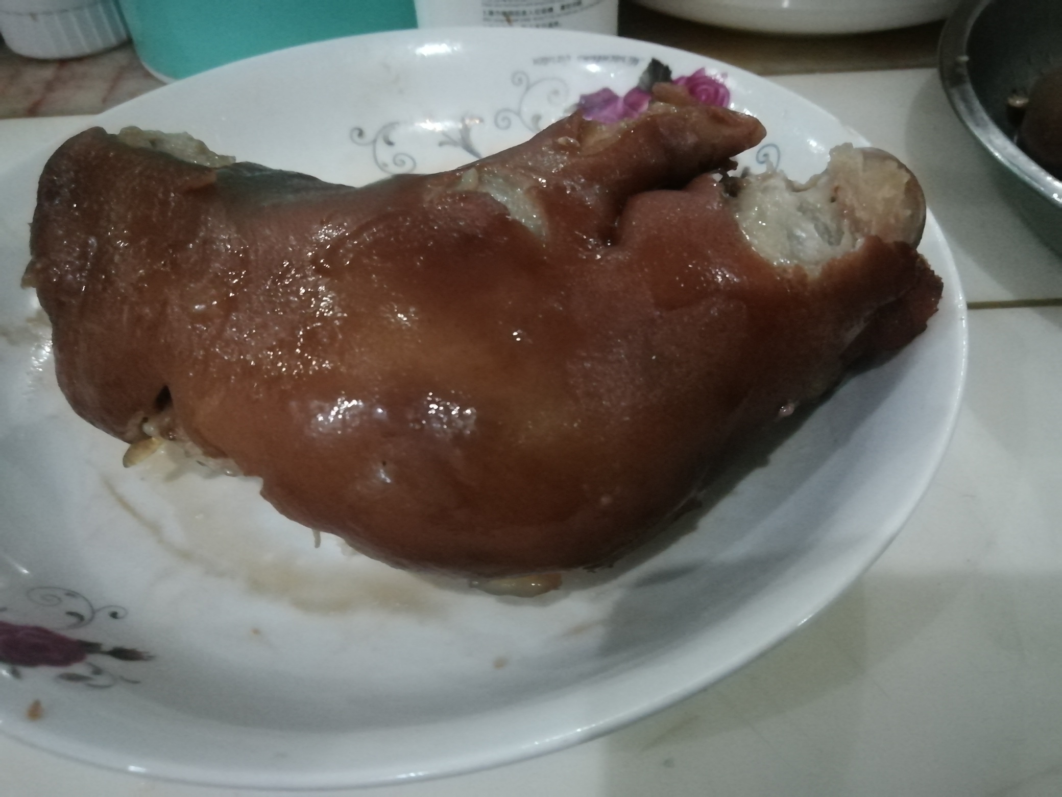 干了天活,晚上弄个猪蹄子啃啃