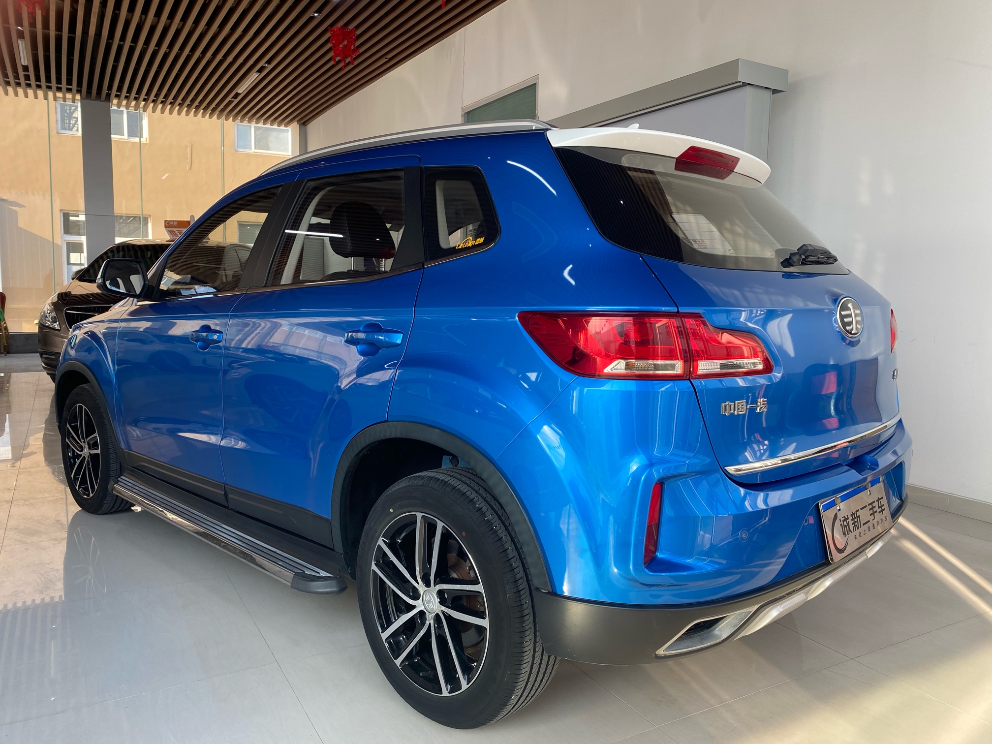 17年奔腾x4016l尊享型自动挡小车